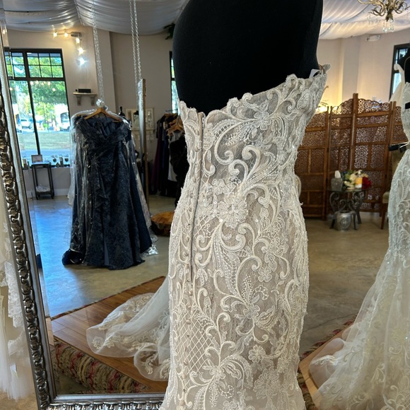 Sample Allure Bridal Gown Style 9560, Fit N Flare - Picture 5 of 7